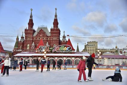 Москва.  Посетители ГУМ-Катка на Красной площади.