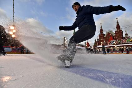 Москва.  Посетитель ГУМ-Катка на Красной площади.