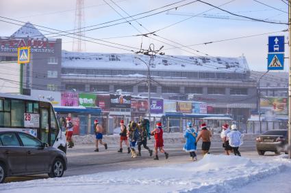 Новосибирск. Деды Морозы в шортах во время традиционного новогоднего забега в 35-градусный мороз.