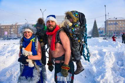 Новосибирск. Дед Мороз и Снегурочка во время традиционного новогоднего забега в 35-градусный мороз.