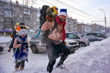 Новосибирск. Деды Морозы в шортах во время традиционного новогоднего забега в 35-градусный мороз.