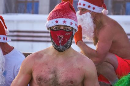 Новосибирск. Деды Морозы в шортах после традиционного новогоднего забега в 35-градусный мороз.