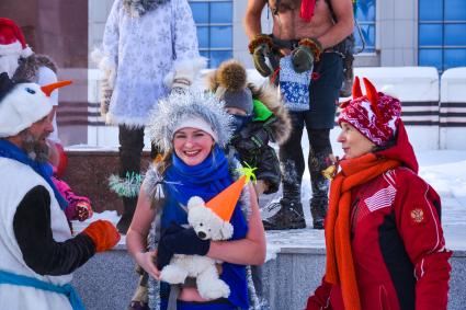 Новосибирск. Деды Морозы и Снегурочки после традиционного новогоднего забега в 35-градусный мороз.