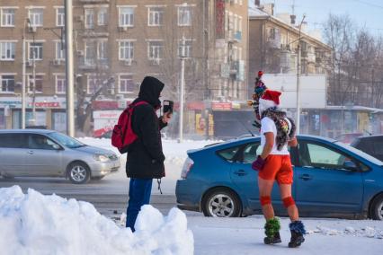 Новосибирск. Деды Морозы в шортах во время традиционного новогоднего забега в 35-градусный мороз.