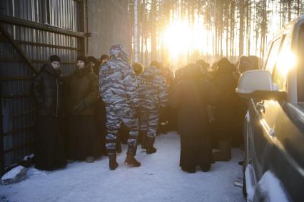 Свердловская область. Среднеуральский женский монастырь. Сторонники бывшего схиигумена Сергия задержанного накануне ночью при поддержке ОМОН, в рамках расследования уголовных дел по статьям Статья 110.1 УК РФ \'Склонение к совершению самоубийства или содействие совершению самоубийств\', 148 УК РФ \'Нарушение права на свободу совести и вероисповеданий\' и 303 УК РФ \'Фальсификация доказательств и результатов оперативно-розыскной деятельности\'.