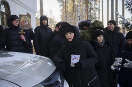 Свердловская область. Среднеуральский женский монастырь. Сторонники бывшего схиигумена Сергия задержанного накануне ночью при поддержке ОМОН, в рамках расследования уголовных дел по статьям Статья 110.1 УК РФ \'Склонение к совершению самоубийства или содействие совершению самоубийств\', 148 УК РФ \'Нарушение права на свободу совести и вероисповеданий\' и 303 УК РФ \'Фальсификация доказательств и результатов оперативно-розыскной деятельности\'.