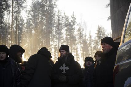 Свердловская область. Среднеуральский женский монастырь. Сторонники бывшего схиигумена Сергия задержанного накануне ночью при поддержке ОМОН, в рамках расследования уголовных дел по статьям Статья 110.1 УК РФ \'Склонение к совершению самоубийства или содействие совершению самоубийств\', 148 УК РФ \'Нарушение права на свободу совести и вероисповеданий\' и 303 УК РФ \'Фальсификация доказательств и результатов оперативно-розыскной деятельности\'.