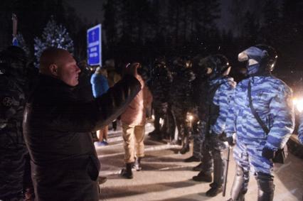 Свердловская область. Среднеуральский женский монастырь. Сторонники бывшего схиигумена Сергия, задержанного сотрудниками ОМОН, в рамках расследования уголовных дел по статьям Статья 110.1 УК РФ \'Склонение к совершению самоубийства или содействие совершению самоубийств\', 148 УК РФ \'Нарушение права на свободу совести и вероисповеданий\' и 303 УК РФ \'Фальсификация доказательств и результатов оперативно-розыскной деятельности\'.