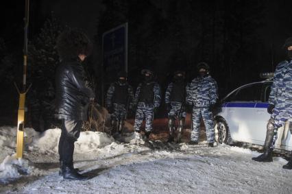 Свердловская область. Среднеуральский женский монастырь. Сотрудники ОМОН в оцеплении, во время задержания бывшего схиигумена Сергия, в рамках расследования уголовных дел по статьям Статья 110.1 УК РФ \'Склонение к совершению самоубийства или содействие совершению самоубийств\', 148 УК РФ \'Нарушение права на свободу совести и вероисповеданий\' и 303 УК РФ \'Фальсификация доказательств и результатов оперативно-розыскной деятельности\'.