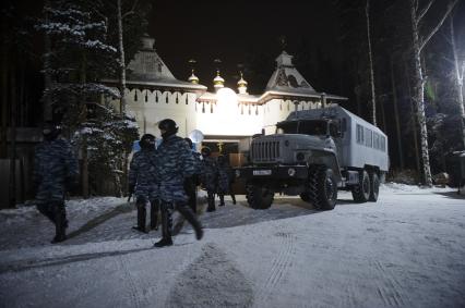 Свердловская область. Среднеуральский женский монастырь. Сотрудники ОМОН в оцеплении, во время задержания бывшего схиигумена Сергия, в рамках расследования уголовных дел по статьям Статья 110.1 УК РФ \'Склонение к совершению самоубийства или содействие совершению самоубийств\', 148 УК РФ \'Нарушение права на свободу совести и вероисповеданий\' и 303 УК РФ \'Фальсификация доказательств и результатов оперативно-розыскной деятельности\'.