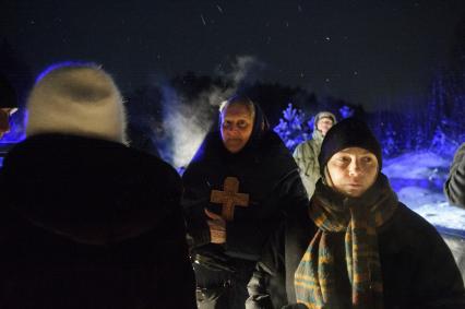 Свердловская область. Среднеуральский женский монастырь. Сторонники бывшего схиигумена Сергия, задержанного сотрудниками ОМОН, в рамках расследования уголовных дел по статьям Статья 110.1 УК РФ \'Склонение к совершению самоубийства или содействие совершению самоубийств\', 148 УК РФ \'Нарушение права на свободу совести и вероисповеданий\' и 303 УК РФ \'Фальсификация доказательств и результатов оперативно-розыскной деятельности\'.