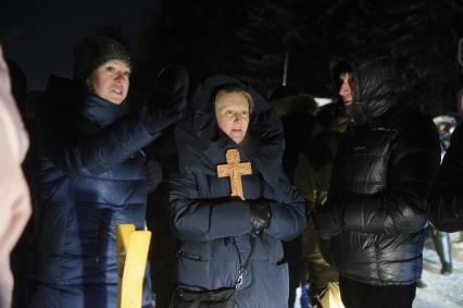 Свердловская область. Среднеуральский женский монастырь. Сторонники бывшего схиигумена Сергия, задержанного сотрудниками ОМОН, в рамках расследования уголовных дел по статьям Статья 110.1 УК РФ \'Склонение к совершению самоубийства или содействие совершению самоубийств\', 148 УК РФ \'Нарушение права на свободу совести и вероисповеданий\' и 303 УК РФ \'Фальсификация доказательств и результатов оперативно-розыскной деятельности\'.