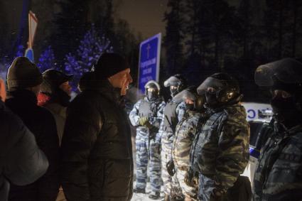 Свердловская область. Среднеуральский женский монастырь. Сторонники бывшего схиигумена Сергия, задержанного сотрудниками ОМОН, в рамках расследования уголовных дел по статьям Статья 110.1 УК РФ \'Склонение к совершению самоубийства или содействие совершению самоубийств\', 148 УК РФ \'Нарушение права на свободу совести и вероисповеданий\' и 303 УК РФ \'Фальсификация доказательств и результатов оперативно-розыскной деятельности\'.