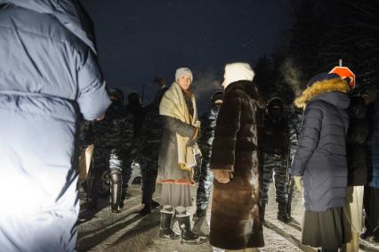 Свердловская область. Среднеуральский женский монастырь. Сторонники бывшего схиигумена Сергия, задержанного сотрудниками ОМОН, в рамках расследования уголовных дел по статьям Статья 110.1 УК РФ \'Склонение к совершению самоубийства или содействие совершению самоубийств\', 148 УК РФ \'Нарушение права на свободу совести и вероисповеданий\' и 303 УК РФ \'Фальсификация доказательств и результатов оперативно-розыскной деятельности\'.