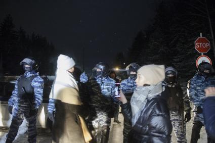 Свердловская область. Среднеуральский женский монастырь. Сторонники бывшего схиигумена Сергия, задержанного сотрудниками ОМОН, в рамках расследования уголовных дел по статьям Статья 110.1 УК РФ \'Склонение к совершению самоубийства или содействие совершению самоубийств\', 148 УК РФ \'Нарушение права на свободу совести и вероисповеданий\' и 303 УК РФ \'Фальсификация доказательств и результатов оперативно-розыскной деятельности\'.