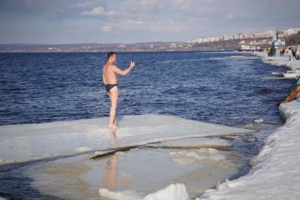 Самара. Мужчина в плавках на льдине делает селфи.