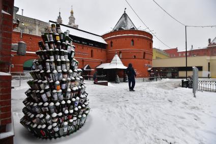 Москва.  Новогодняя инсталляция из бутылок у кафе `Реберная` на площади Революции.