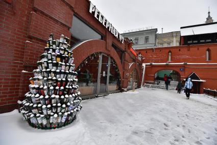 Москва.  Новогодняя инсталляция из бутылок у кафе `Реберная` на площади Революции.