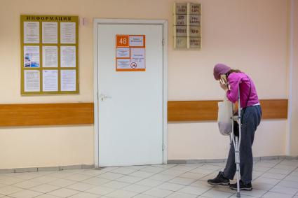 Санкт-Петербург. Пациентка у кабинета физиотерапии в поликлинике N102.