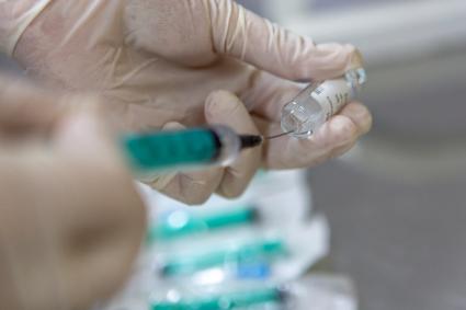 Санкт-Петербург. Медсестра набирает в шприц вакцину `Гам-Ковид-Вак` от коронавирусной инфекции в поликлинике N102.
