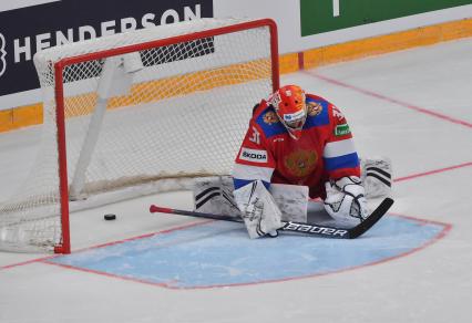 Москва. Вратарь Александр Самонов (Россия) в матче второго этапа Еврохоккейтура 2020/21 `Кубок Первого канала` между сборными командами Швеции и России.