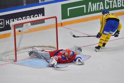 Москва. Вратарь Александр Самонов (Россия) (слева) и нападающий Эмиль Ларссон (Швеция) в матче второго этапа Еврохоккейтура 2020/21 `Кубок Первого канала` между сборными командами Швеции и России.