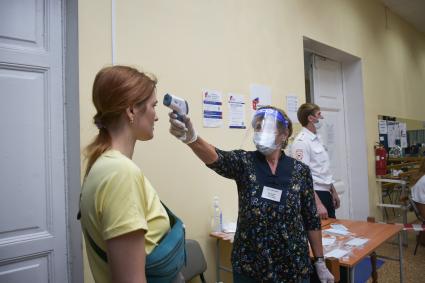 Новосибирск. Измерение температуры перед началом голосования по вопросу внесения поправок в Конституцию РФ