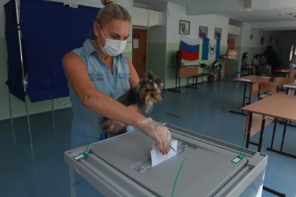 Иркутск. Женщина на избирательном участке во время голосования по вопросу принятия поправок в Конституцию РФ.