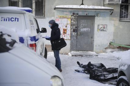 Екатеринбург. Трупы двух человек у двухсекционного жилого дома по адресу ул.Рассветная д.7, где в ночь на 12 января 2021г произошел пожар, в результате которого погибли 8 человек