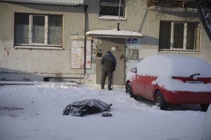 Екатеринбург. Труп человека у двухсекционного жилого дома по адресу ул.Рассветная д.7, где в ночь на 12 января 2021г произошел пожар, в результате которого погибли 8 человек