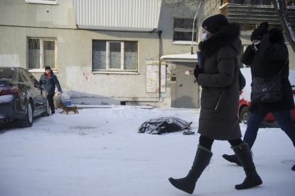 Екатеринбург. Труп человека у двухсекционного жилого дома по адресу ул.Рассветная д.7, где в ночь на 12 января 2021г произошел пожар, в результате которого погибли 8 человек