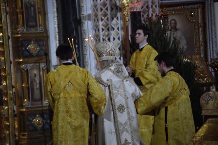 Москва.   Патриарх Московский и всея Руси Кирилл во время Рождественского богослужения в храме Христа Спасителя в Москве.