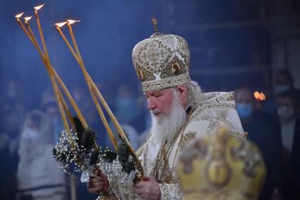 Москва.   Патриарх Московский и всея Руси Кирилл во время Рождественского богослужения в храме Христа Спасителя в Москве.