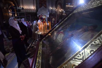 Москва.   Верующая во время праздничного богослужения по случаю Рождества Христова в храме Христа Спасителя.