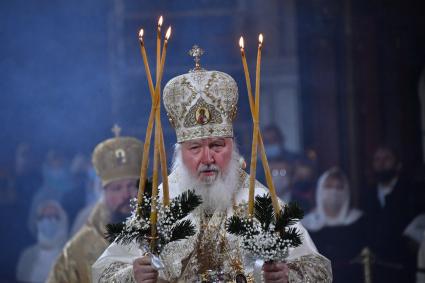 Москва.   Патриарх Московский и всея Руси Кирилл во время Рождественского богослужения в храме Христа Спасителя в Москве.