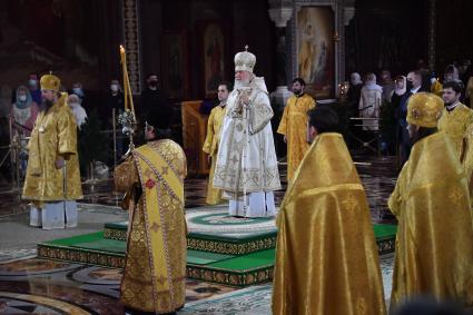 Москва.   Патриарх Московский и всея Руси Кирилл во время Рождественского богослужения в храме Христа Спасителя в Москве.