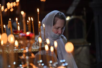 Москва.   Верующая во время праздничного богослужения по случаю Рождества Христова в храме Христа Спасителя.