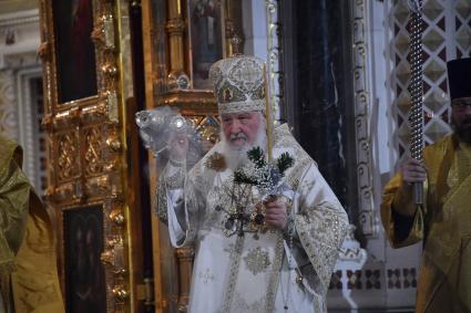 Москва.   Патриарх Московский и всея Руси Кирилл во время Рождественского богослужения в храме Христа Спасителя в Москве.