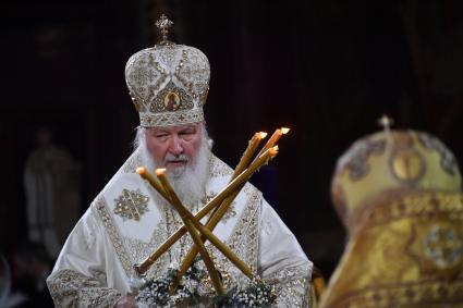 Москва.   Патриарх Московский и всея Руси Кирилл во время Рождественского богослужения в храме Христа Спасителя в Москве.