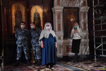 Москва. Верующие во время праздничного богослужения по случаю Рождества Христова в храме Христа Спасителя.