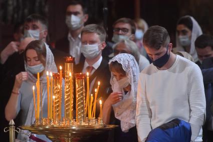 Москва.   Верующие во время праздничного богослужения по случаю Рождества Христова в храме Христа Спасителя.