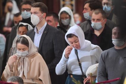 Москва.   Верующие во время праздничного богослужения по случаю Рождества Христова в храме Христа Спасителя.