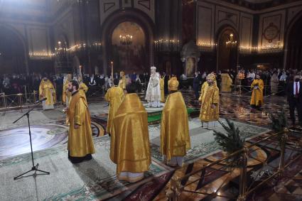 Москва.   Патриарх Московский и всея Руси Кирилл во время Рождественского богослужения в храме Христа Спасителя в Москве.