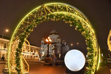 Москва. Вид на храм  Христа Спасителя.