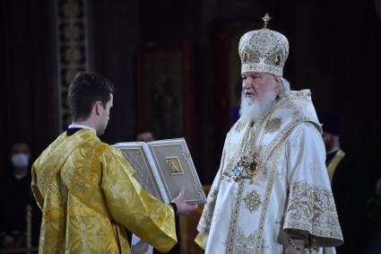 Москва.   Патриарх Московский и всея Руси Кирилл во время Рождественского богослужения в храме Христа Спасителя в Москве.