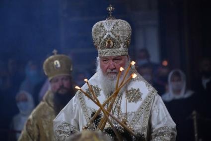 Москва.   Патриарх Московский и всея Руси Кирилл во время Рождественского богослужения в храме Христа Спасителя в Москве.