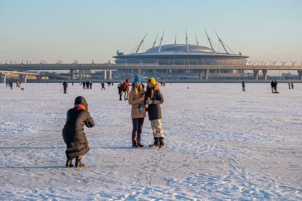 Санкт-Петербург. Горожане на импровизированном катке Финского залива на фоне стадиона `Газпром-Арена`.