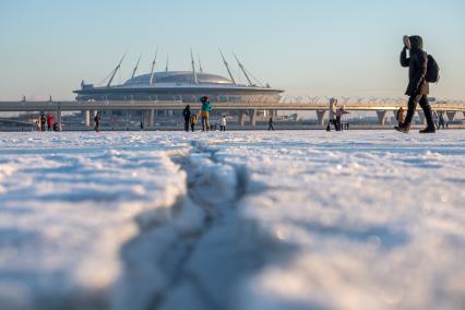 Санкт-Петербург. Горожане на импровизированном катке Финского залива на фоне стадиона `Газпром-Арена`.