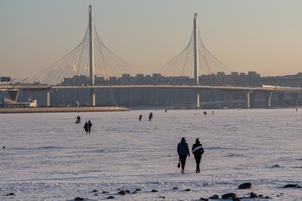 Санкт-Петербург. Горожане на импровизированном катке Финского залива.