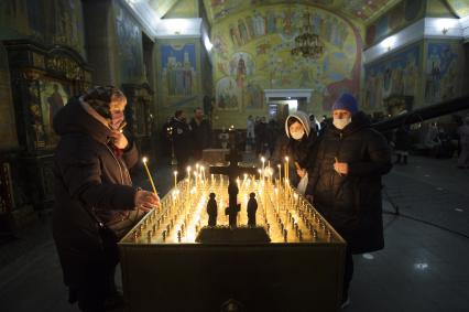 Екатеринбург.  Верующие перед Рождественским богослужением в Свято-Троицком кафедральном соборе.